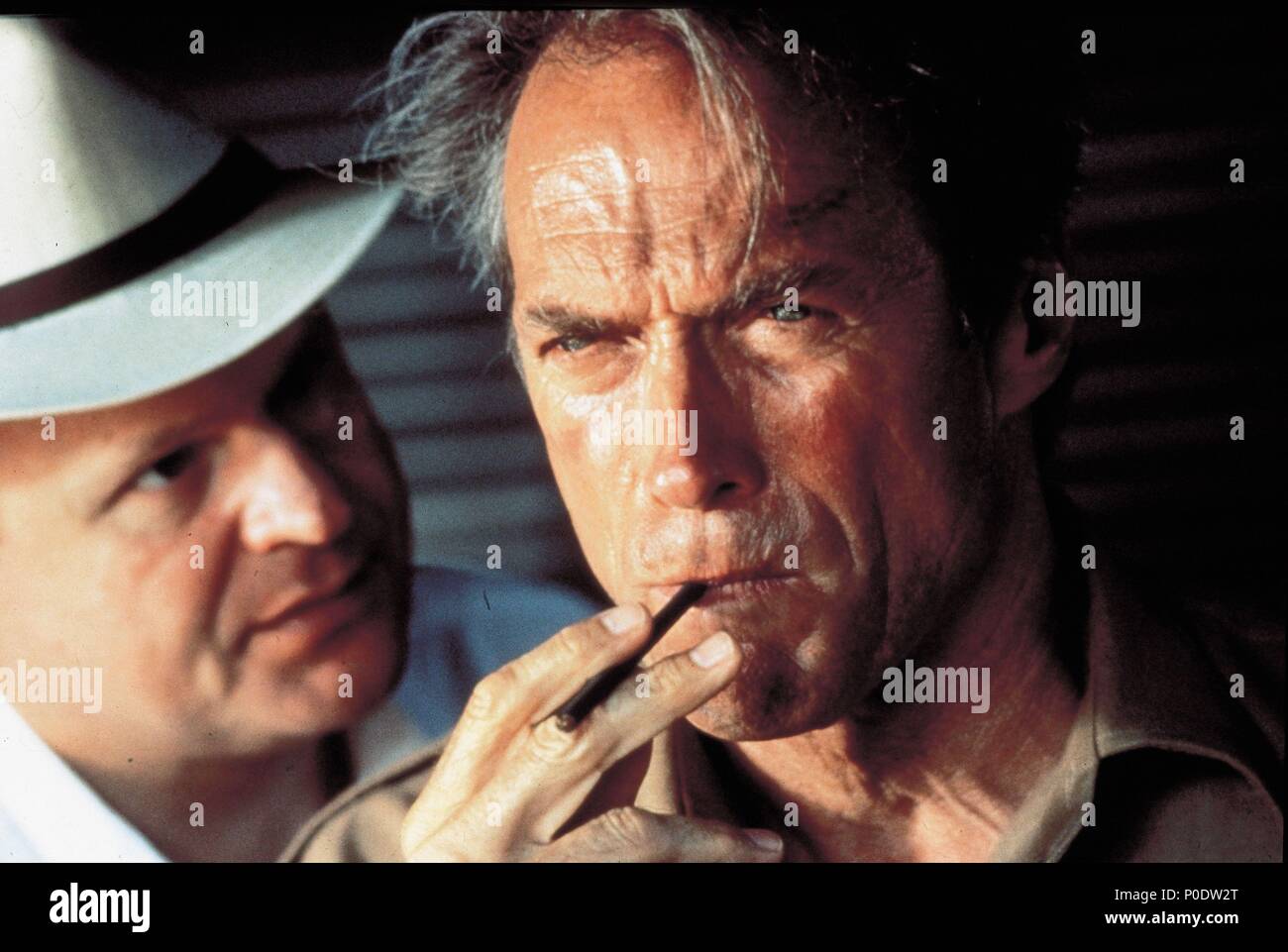 Film Original Titre : chasseur blanc, coeur noir. Titre en anglais : chasseur blanc, coeur noir. Film Réalisateur : CLINT EASTWOOD. Année : 1990. Stars : CLINT EASTWOOD, GEORGE DZUNDZA. Credit : Warner Brothers / Album Banque D'Images