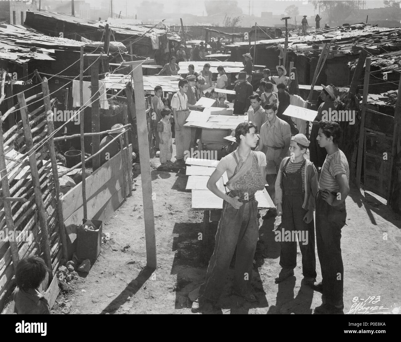 Titre original : LOS OLVIDADOS. Titre en anglais : LES JEUNES ET LES damnés. Film Réalisateur : Luis Bunuel. Année : 1950. Stars : ALFONSO MEJIA, ROBERTO COBO. Credit : CARDINAL FILMS LIMITED / Album Banque D'Images