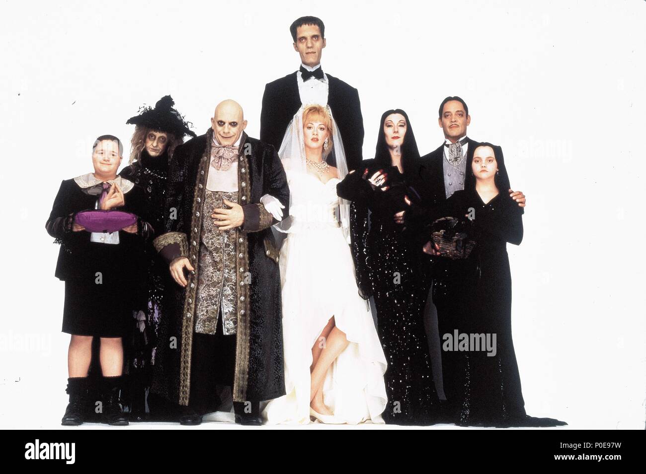 Titre original : LES VALEURS DE LA FAMILLE ADDAMS. Titre en anglais : LES VALEURS DE LA FAMILLE ADDAMS. Film Réalisateur : Barry Sonnenfeld. Année : 1993. Stars : Christina Ricci ; ANGÉLICA HUSTON ; RAUL JULIA. Credit : PARAMOUNT PICTURES / Album Banque D'Images