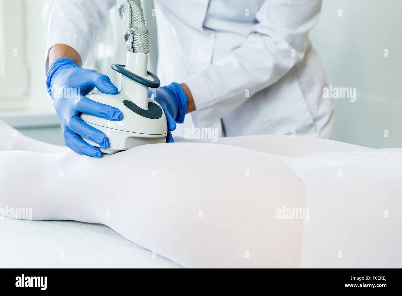 Cropped shot of woman having intérieur de l'appareil de Lipomassage clinique cosmétologie Banque D'Images