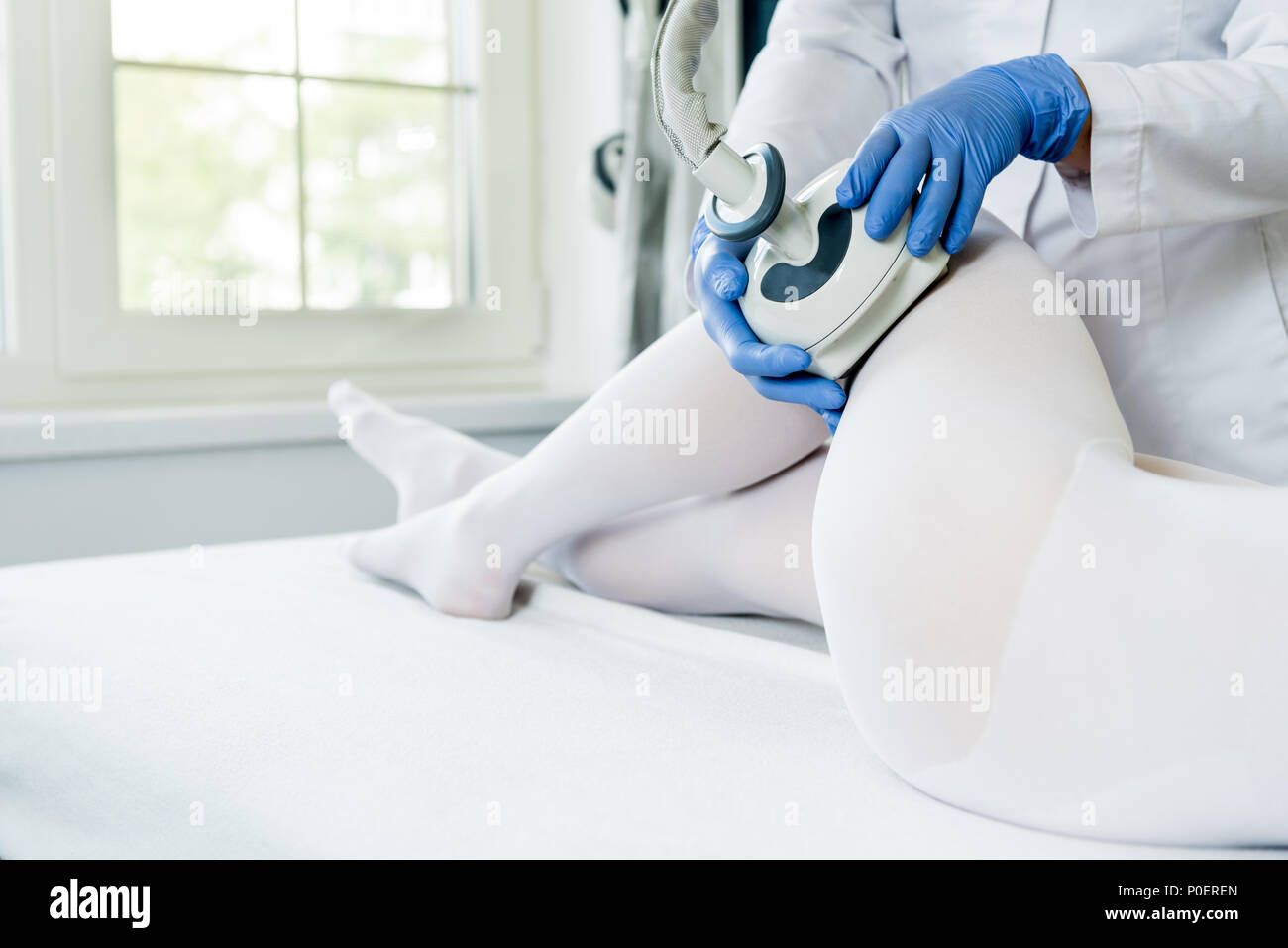 Cropped shot of woman having intérieur de l'appareil de Lipomassage clinique cosmétologie Banque D'Images