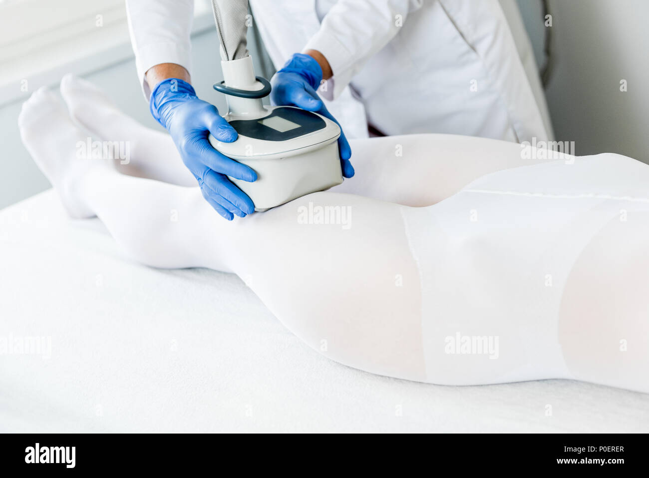 Femme ayant intérieur de lipomassage sur jambes en clinique cosmétologie appareil Banque D'Images