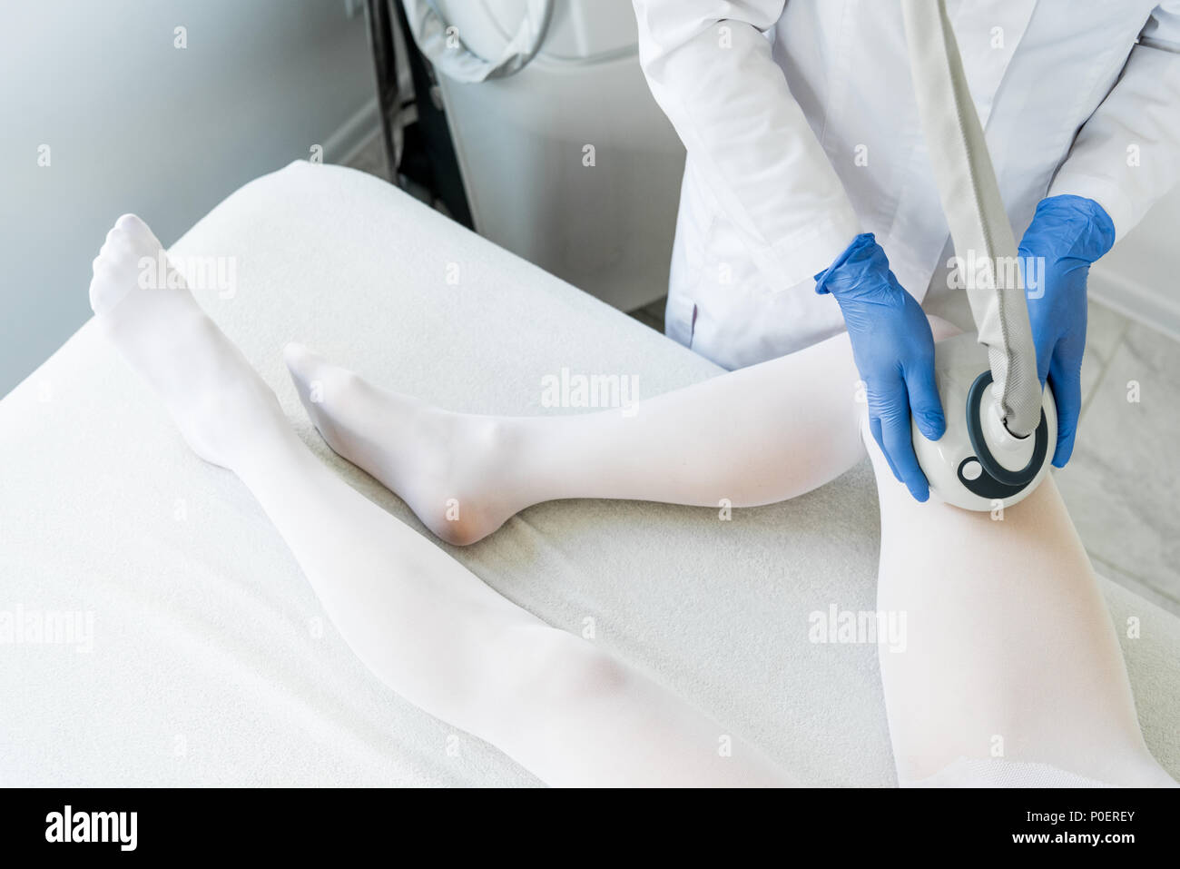 Cropped shot of woman having intérieur de l'appareil de Lipomassage clinique cosmétologie Banque D'Images