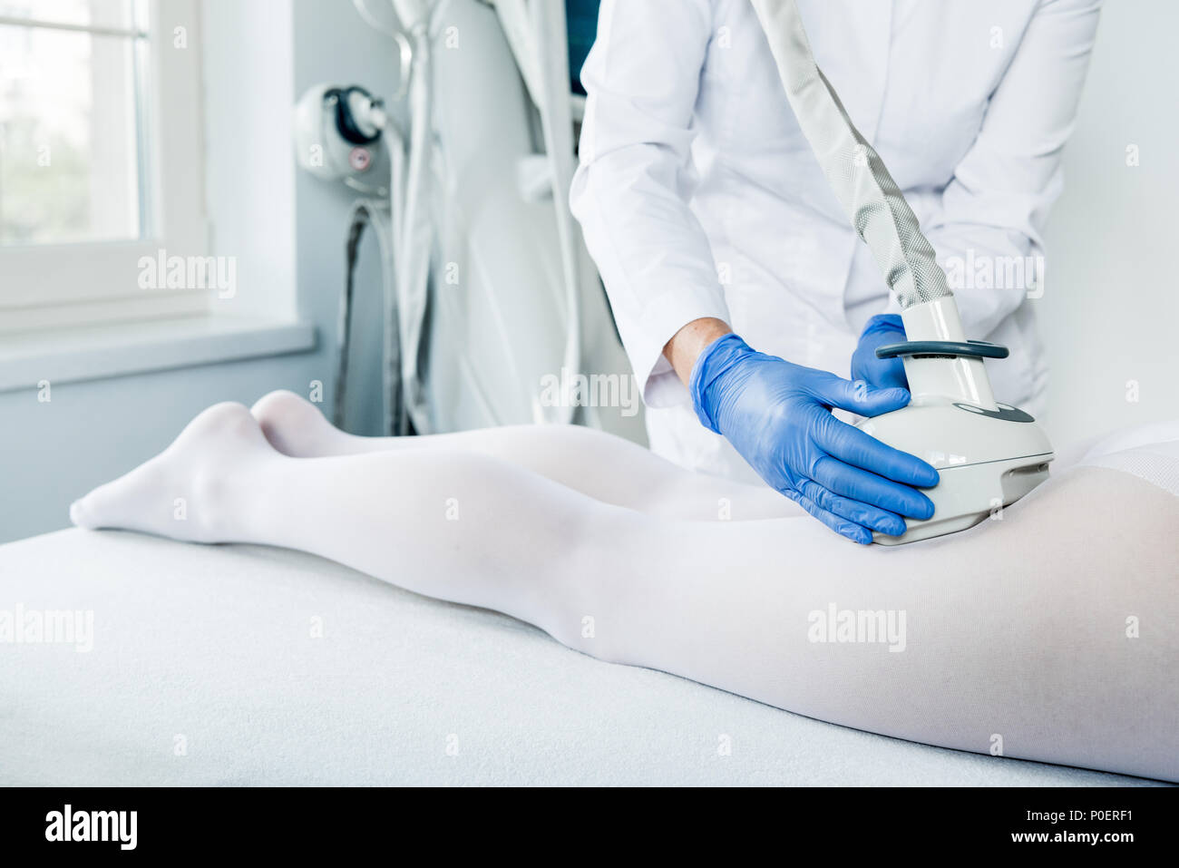 Cropped shot of woman having intérieur de lipomassage sur jambes en clinique cosmétologie appareil Banque D'Images
