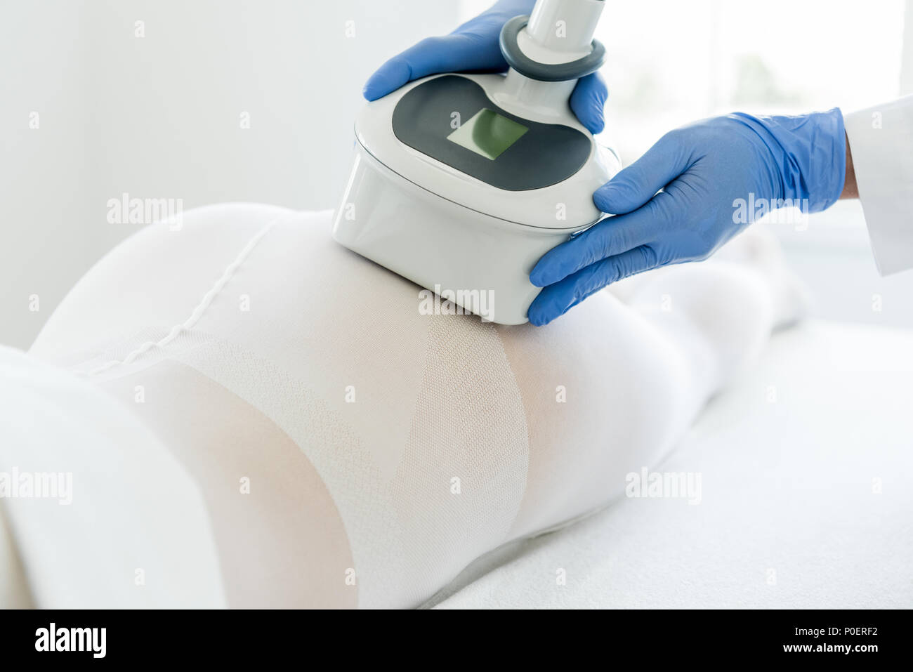 Cropped shot of woman having intérieur de l'appareil de Lipomassage clinique cosmétologie Banque D'Images