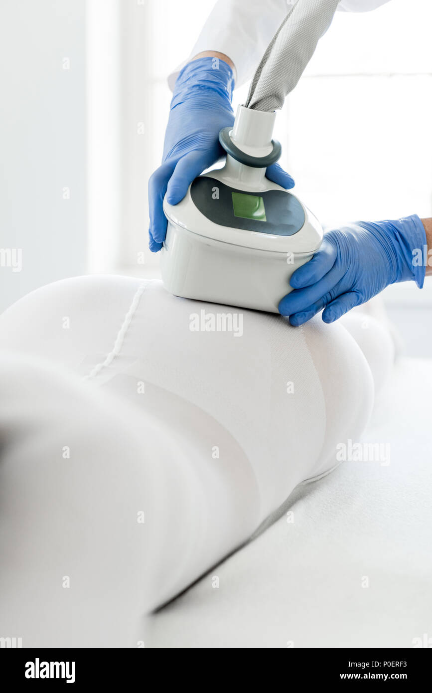Cropped shot of woman having intérieur de l'appareil de Lipomassage clinique cosmétologie Banque D'Images