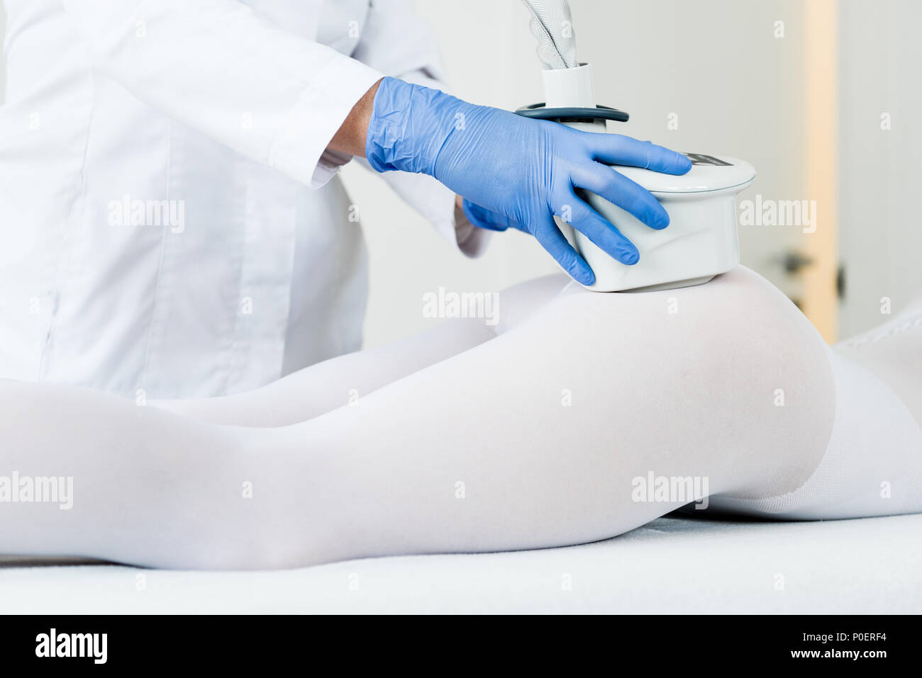 Cropped shot of woman having intérieur de l'appareil de Lipomassage clinique cosmétologie Banque D'Images