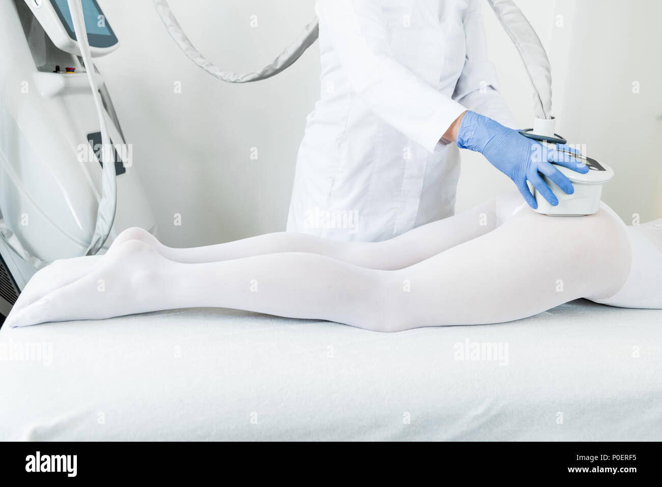Cropped shot of woman having intérieur de l'appareil de Lipomassage clinique cosmétologie Banque D'Images