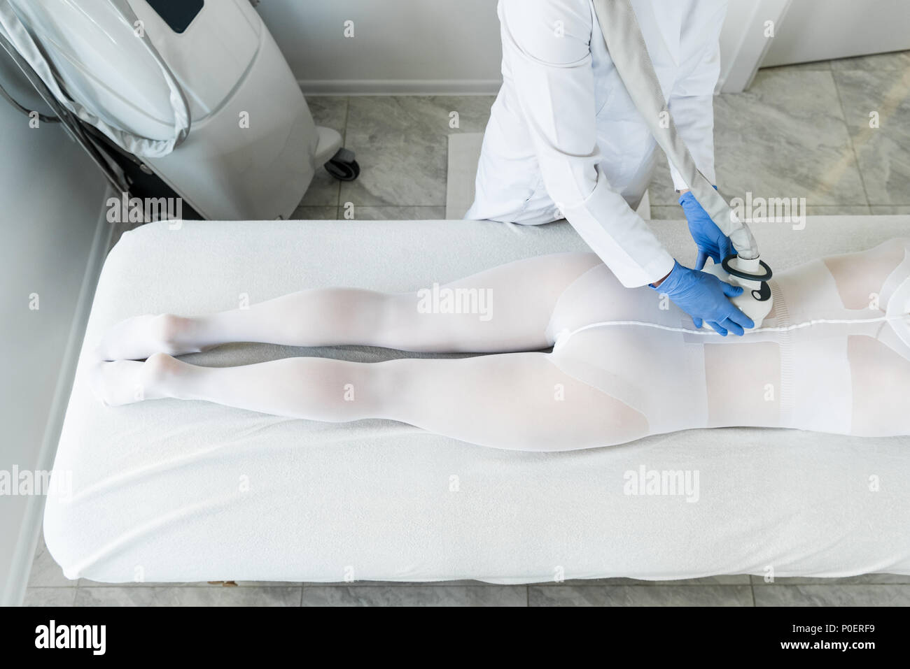 Cropped shot of woman having intérieur de Lipomassage à l'arrière de l'appareil en clinique cosmétologie Banque D'Images