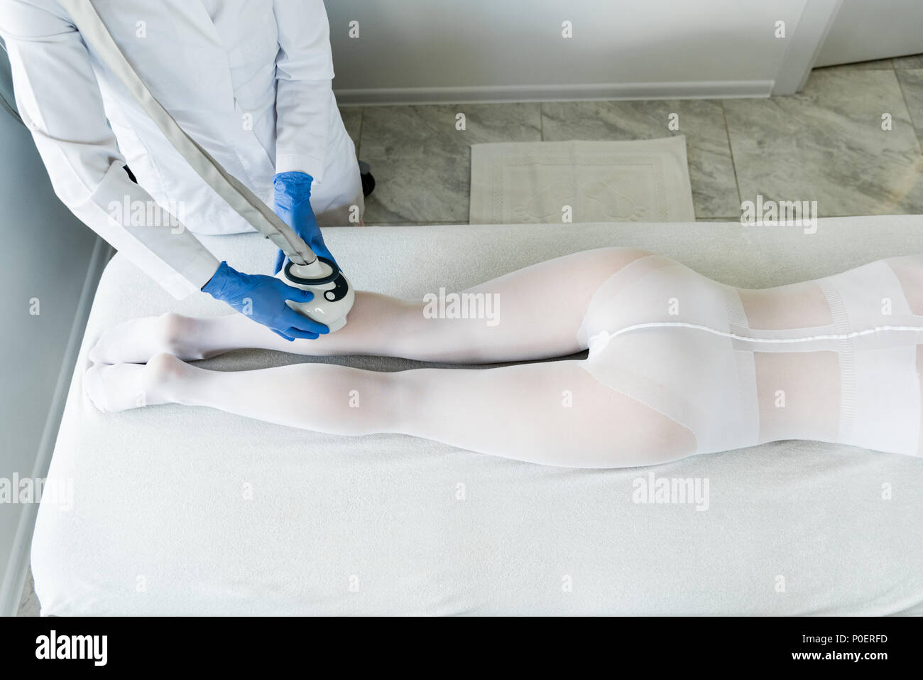 Vue de dessus de femme de procédure en clinique cosmétologie appareil lipomassage Banque D'Images