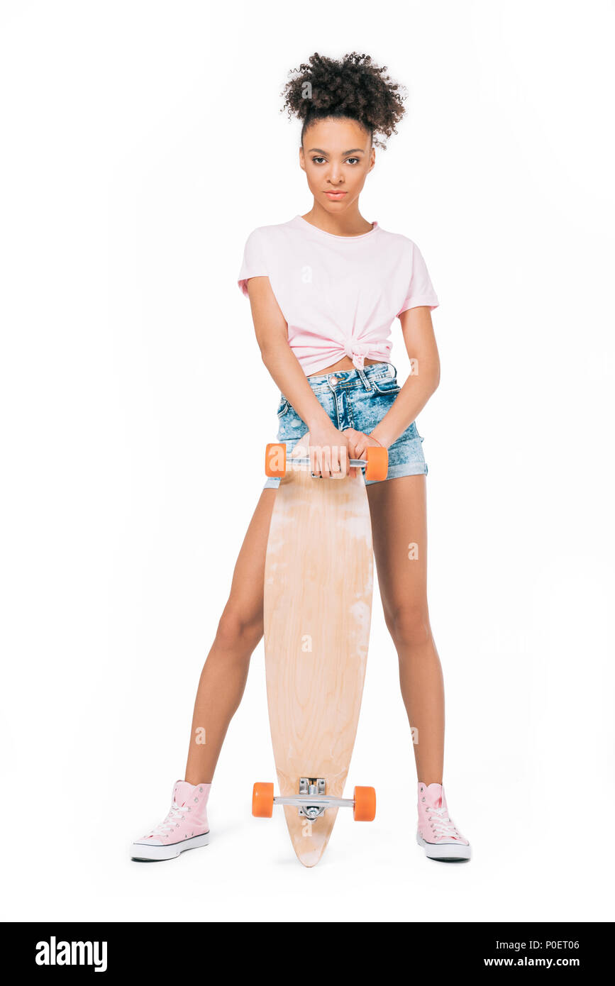 Beau young african american woman posing with skateboard isolated on white Banque D'Images