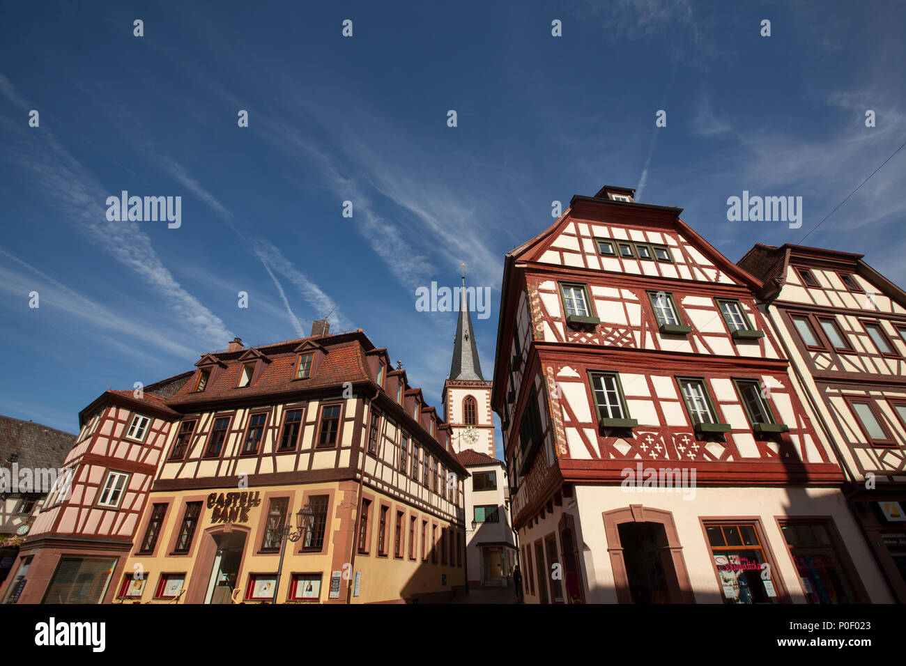 LOHR AM MAIN / ALLEMAGNE - Mai 10th, 2012 : vieille ville avec des maisons à colombages et l'église St.-Michael sous un ciel bleu Banque D'Images