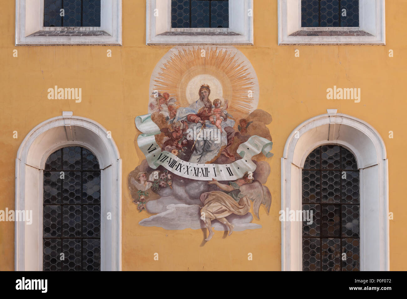 Sundial peinture sacrée sur la façade de Seligenthal monastère à Landshut, Allemagne Banque D'Images