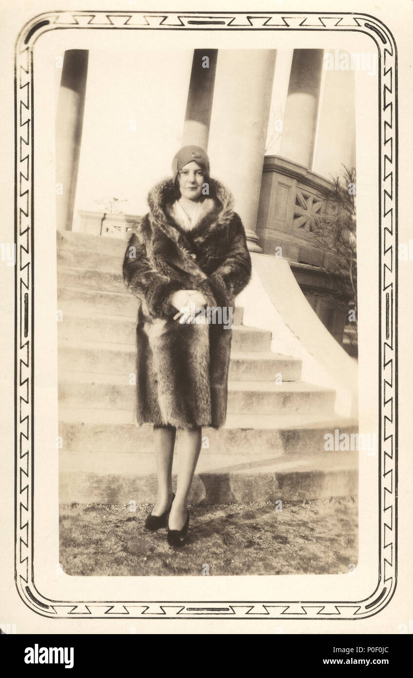 Une années 20 femmes portant un manteau de fourrure, le modèle et  l'emplacement inconnu Photo Stock - Alamy