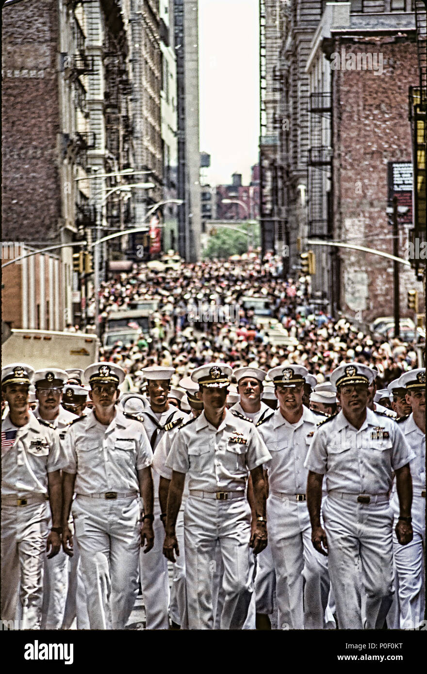 Première guerre en Irak NYC de serpentins avec les marins marchant vers le bas dans la région de Wall Street Banque D'Images