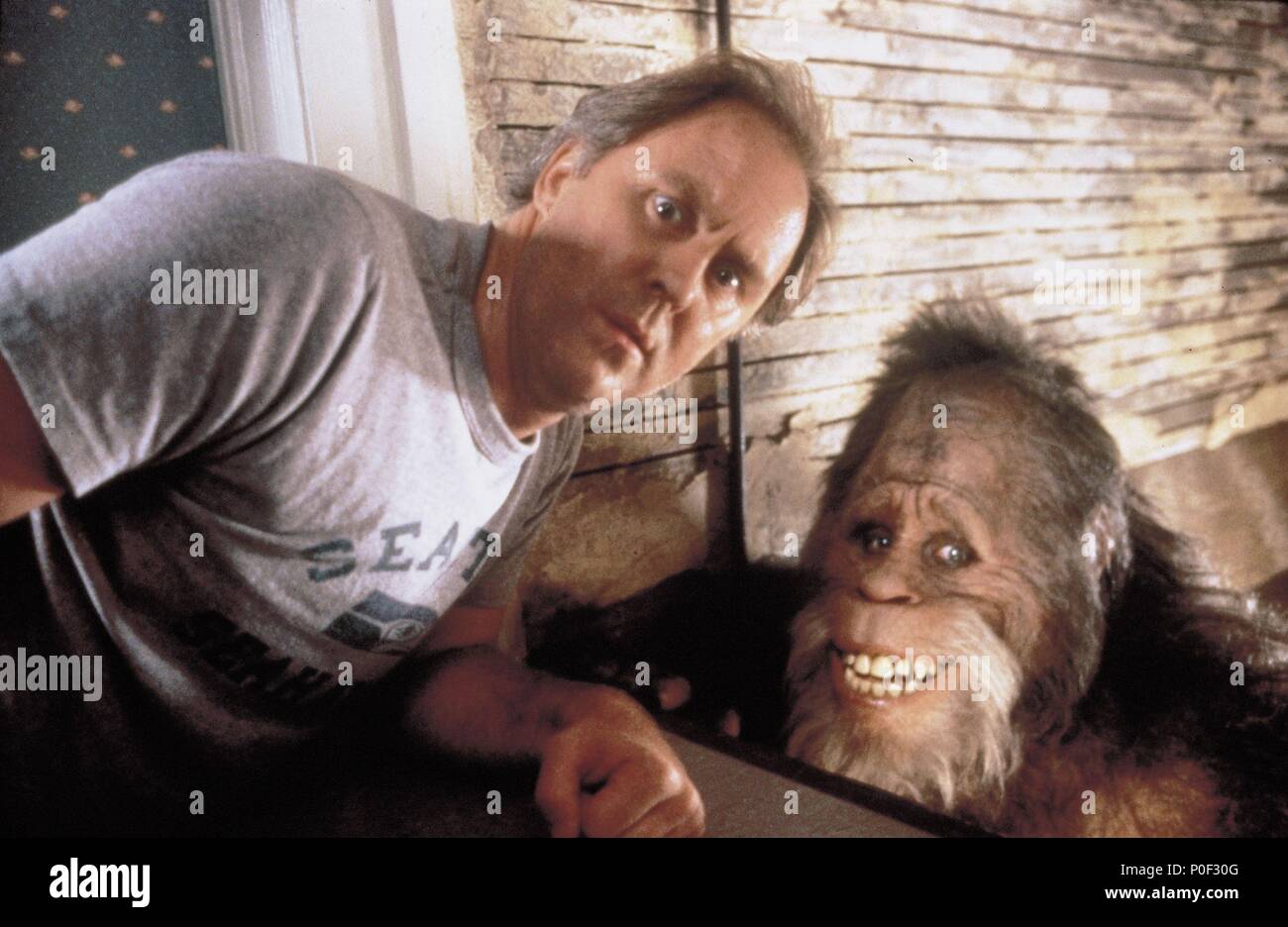 Titre original : HARRY ET LES HENDERSON. Titre en anglais : BIGFOOT ET LES HENDERSON. Réalisateur : William DEAR. Année : 1987. Stars : John LITHGOW. Credit : AMBLIN/UNIVERSAL / Album Banque D'Images