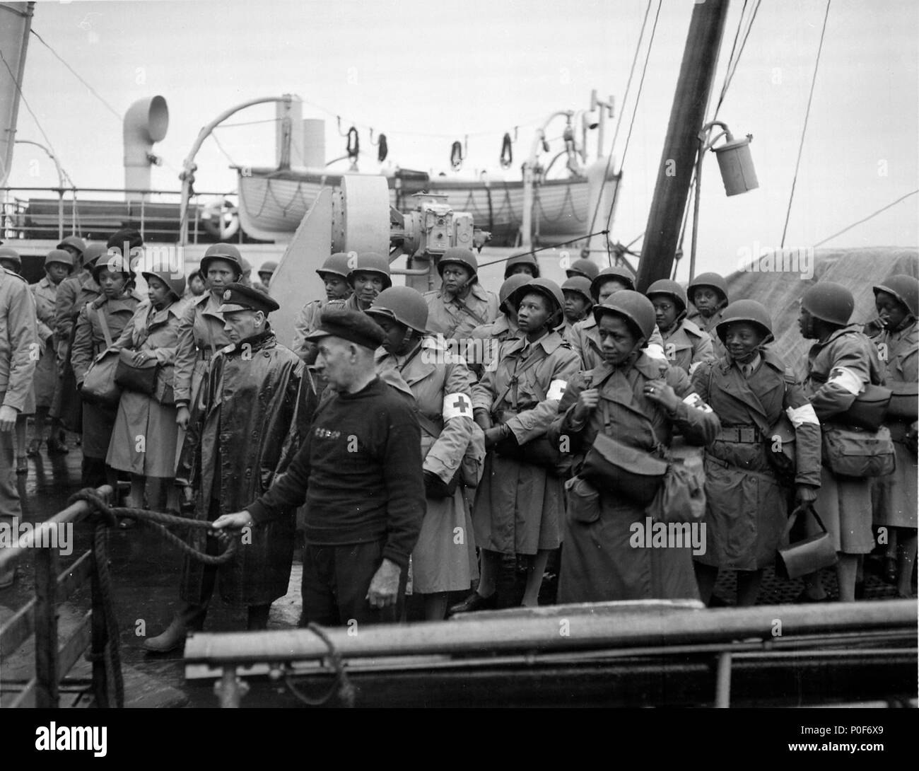Les infirmières de l'armée américaine, nouvellement arrivés, la ligne de chemin de fer leur navire en tant qu'il tire en port de Greenock, en Écosse, au - Banque D'Images
