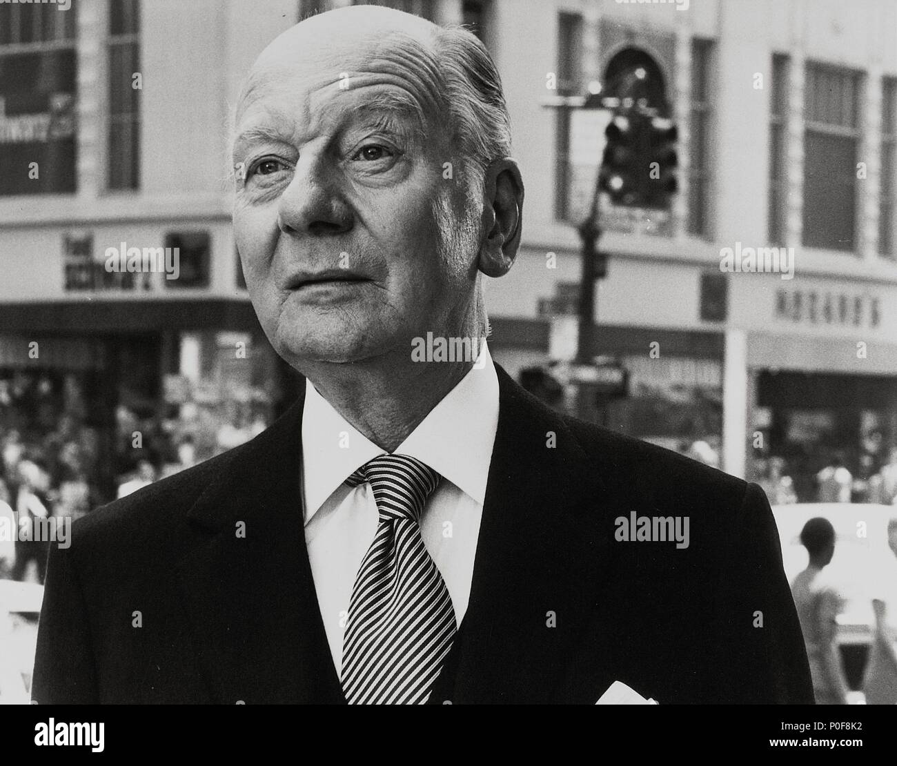 Film Original Titre : Arthur. Titre en anglais : ARTHUR. Directeur de film : STEVE GORDON. Année : 1981. Stars : John Gielgud. Credit : ORION PICTURES / Album Banque D'Images