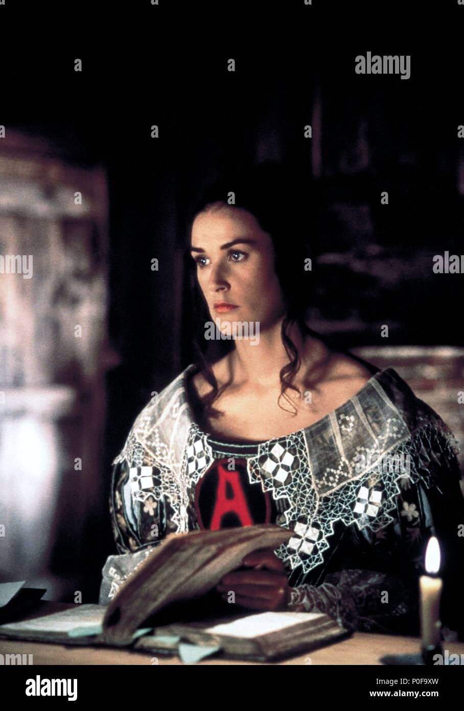 Titre original : The Scarlet LETTER. Titre en anglais : THE SCARLET LETTER. Film Directeur : Roland JOFFE. Année : 1995. Stars : Demi Moore. Credit : CINERGI PICTURES / Album Banque D'Images