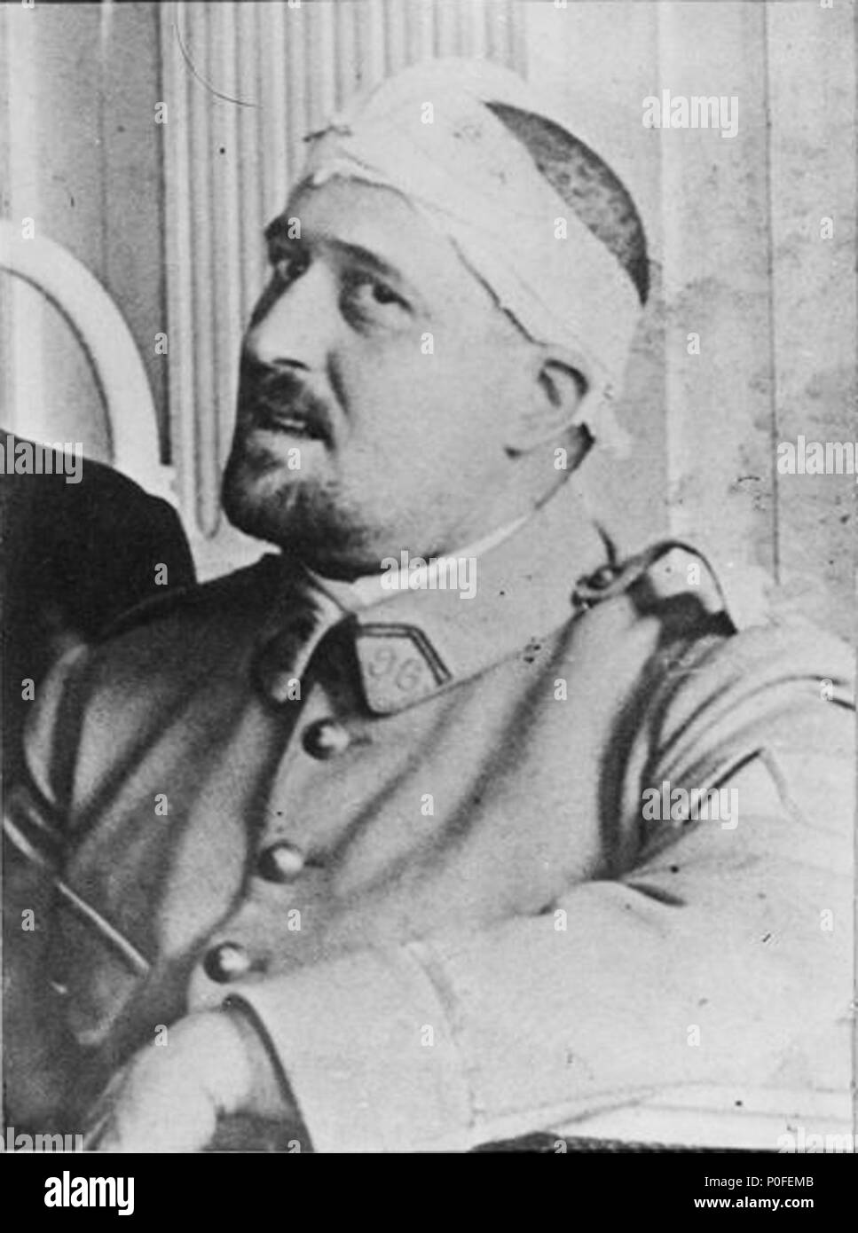 . French : Photo de Guillaume Apollinaire soldat au printemps 1916 après sa blessure shrapnel au temple. Français : Guillaume Apollinaire, vers 1916 (Photo D.R : Collection René-Jacques, dit, Giton René, 1908-2003), printemps 1916 après sa blessure à la tempe. Polski : Portret Guillaume Apollinaire . vers 1916. Crédit : photo (C) Ministère de la Culture - Médiathèque du Patrimoine, Dist. RMN-Grand Palais / René-Jacques 1 Guillaume Apollinaire, c. 1916 Banque D'Images