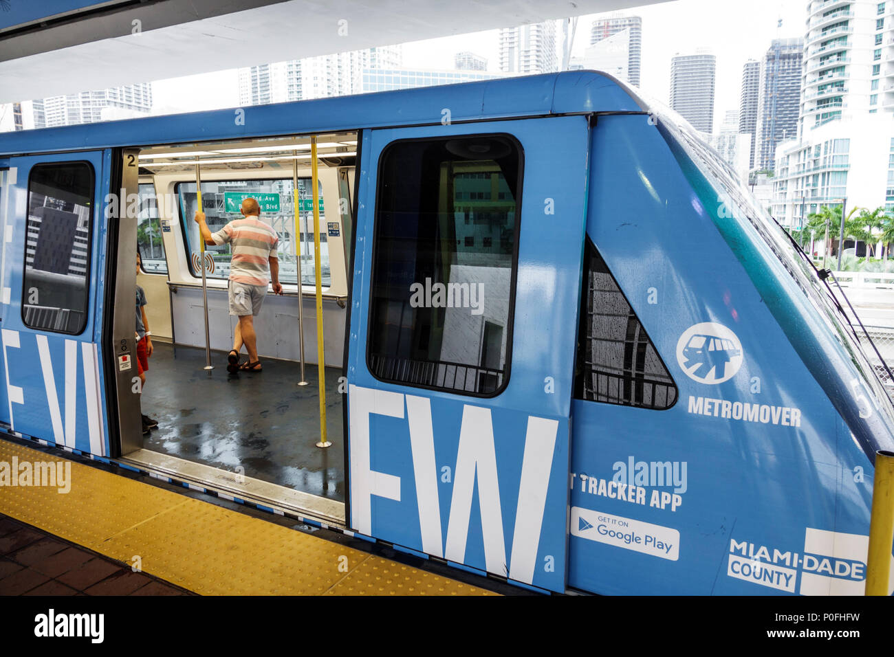 Floride Fl South Miami Metromover Gare Gratuit Transport En Commun Navette De Transport Collectif Automatisee De Personnes Porte Ouverte Visite Guidee Photo Stock Alamy