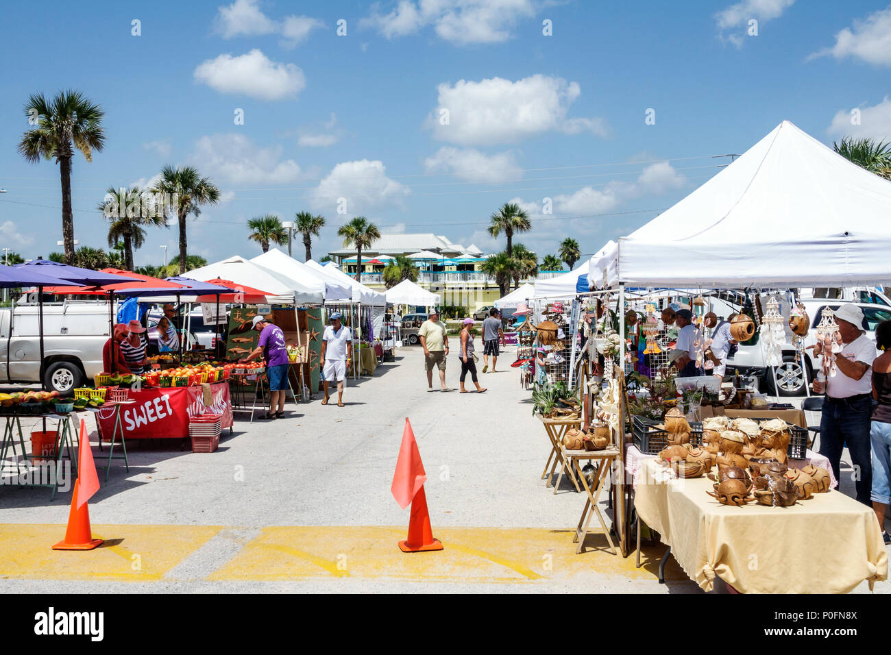 Florida Saint St. Augustine Beach, marché aux puces fermiers, vendeurs stall stands marché stand, acheteur achetant des stands stands stands, shopping Banque D'Images