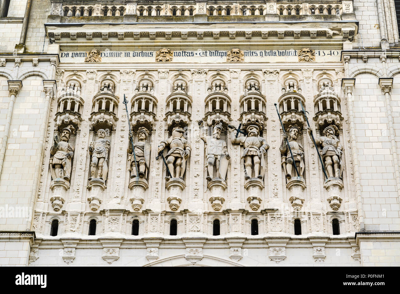 Angers, France : statues sur la façade de la Cathédrale Saint-Maurice d'Angers, construit entre le 11ème et le 16ème siècle, classée en 1862 comme natio Banque D'Images