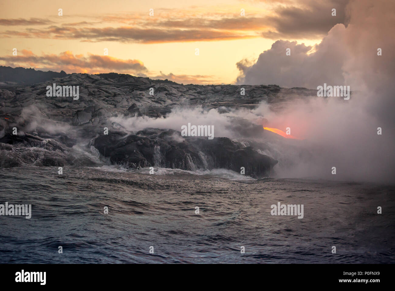 Lever de soleil sur l'écoulement de lave active sur la grande île d'Hawaï Banque D'Images