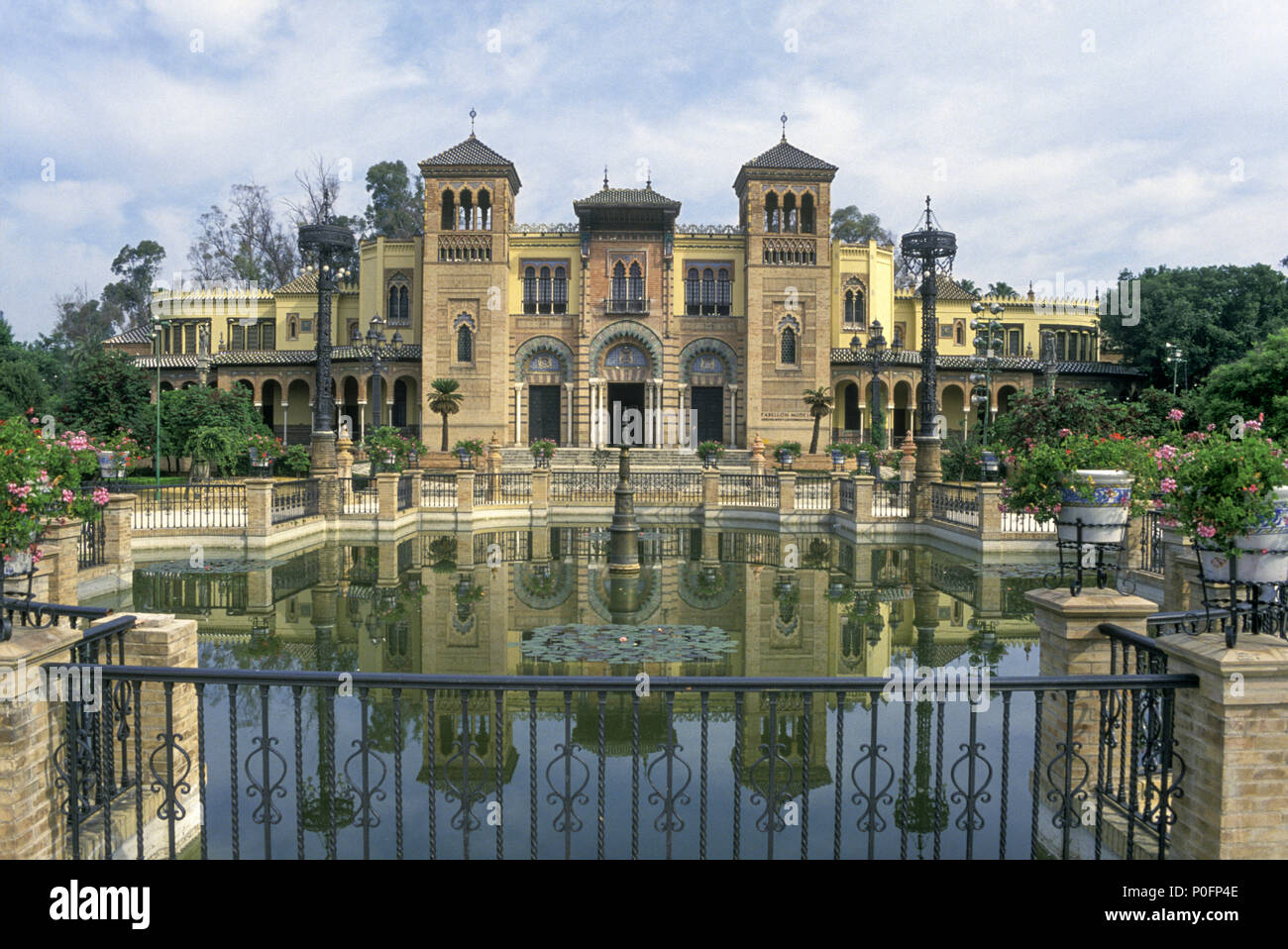 1993 FONTAINE HISTORIQUE PAVILLON MUDÉJAR PLAZA DE LAS AMERICAS PARQUE MARIA LUISA Séville Andalousie Espagne Banque D'Images