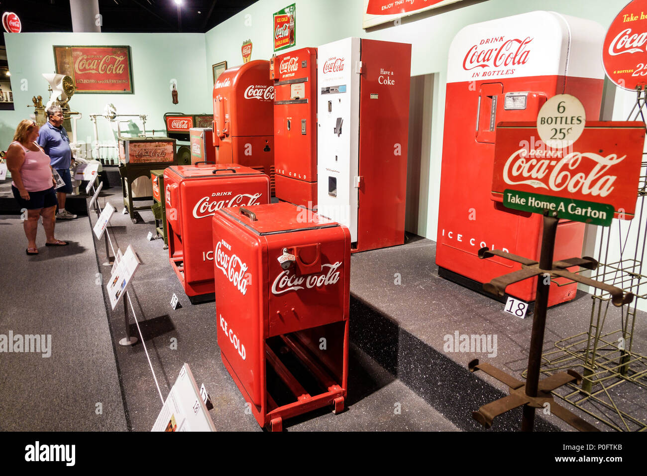 Daytona Beach Florida, Musée des arts et des sciences, intérieur, Root Family Museum, collection de souvenirs Coca-Cola, exposition, distributeurs automatiques, r Banque D'Images Daytona Beach Florida, Musée des arts et des sciences, intérieur, Root Family Museum, collection de souvenirs Coca-Cola, exposition, distributeurs automatiques, r Banque D'Images