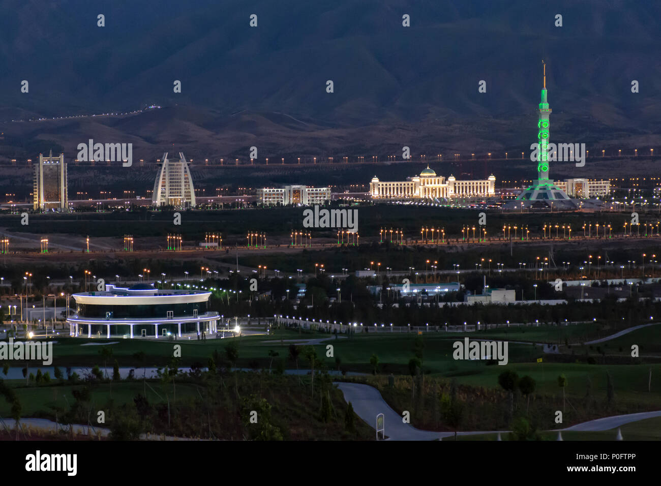 City Skyline at Dusk, Ashgabat, Turkménistan Banque D'Images