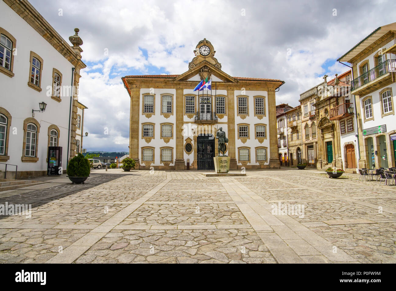 Chaves Câmara Municipal et Baroque Capela de Stª Cabeça par la place Praça de Camões Chaves Portugal. Banque D'Images