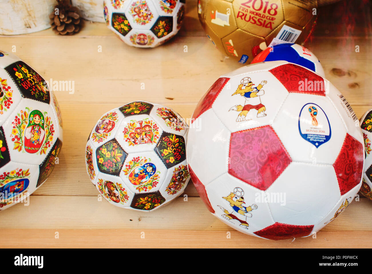 SAINT PETERSBURG, RUSSIE - 08 juin 2018 : Souvenirs de la Coupe du monde. Vitrine, ballons de soccer, de souvenirs dolls Banque D'Images