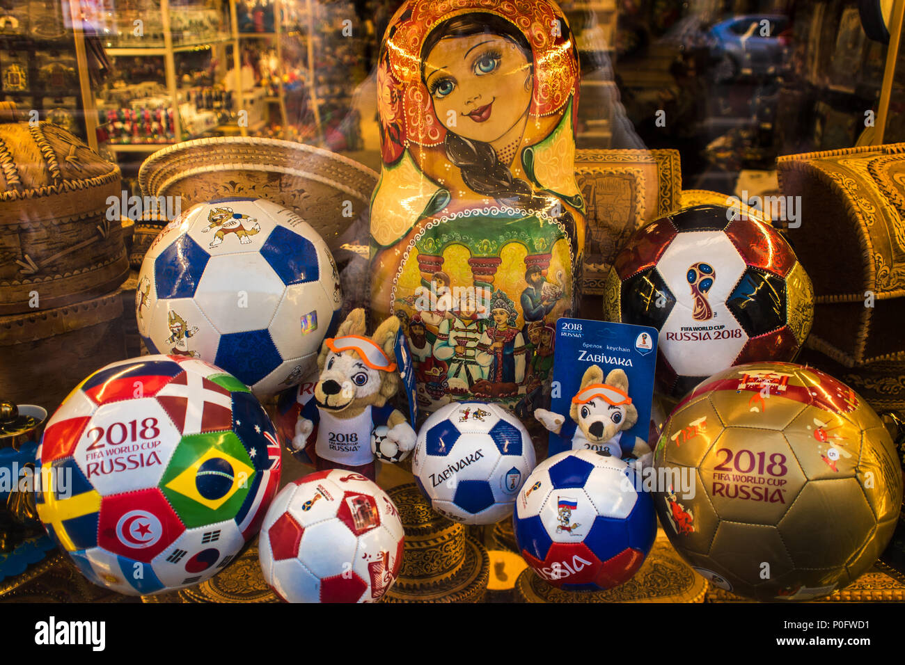 SAINT PETERSBURG, RUSSIE - 08 juin 2018 : Souvenirs de la Coupe du monde. Vitrine, ballons de soccer, de souvenirs dolls Banque D'Images