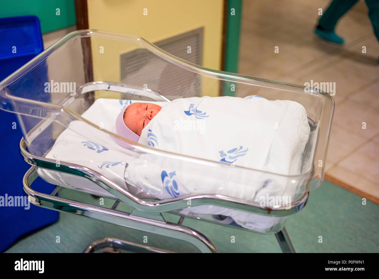 Bébé nouveau-né garçon dans son petit lit d'hôpital portable en plastique  Photo Stock - Alamy