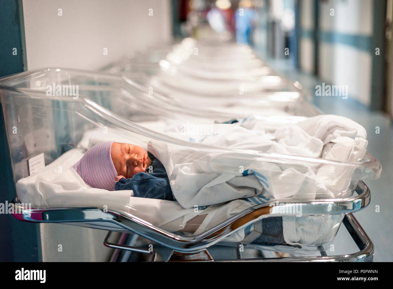 Bebe Nouveau Ne Garcon Dans Son Petit Lit D Hopital Portable Transparent Photo Stock Alamy