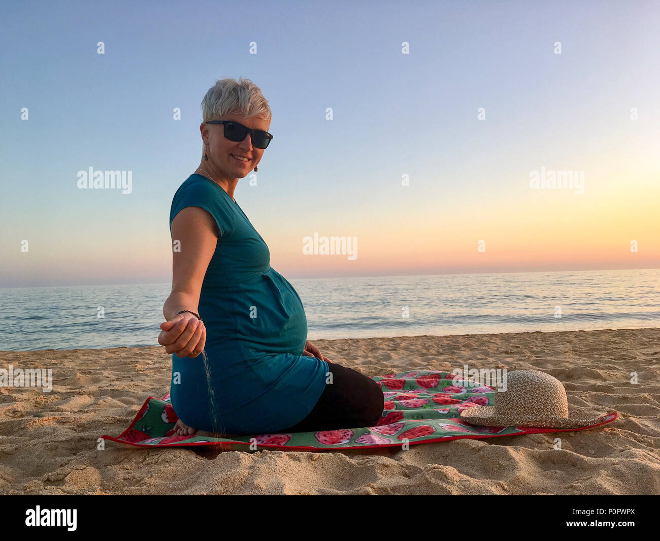 Femme Au Neuvième Mois De Grossesse à Jouer Avec Du Sable