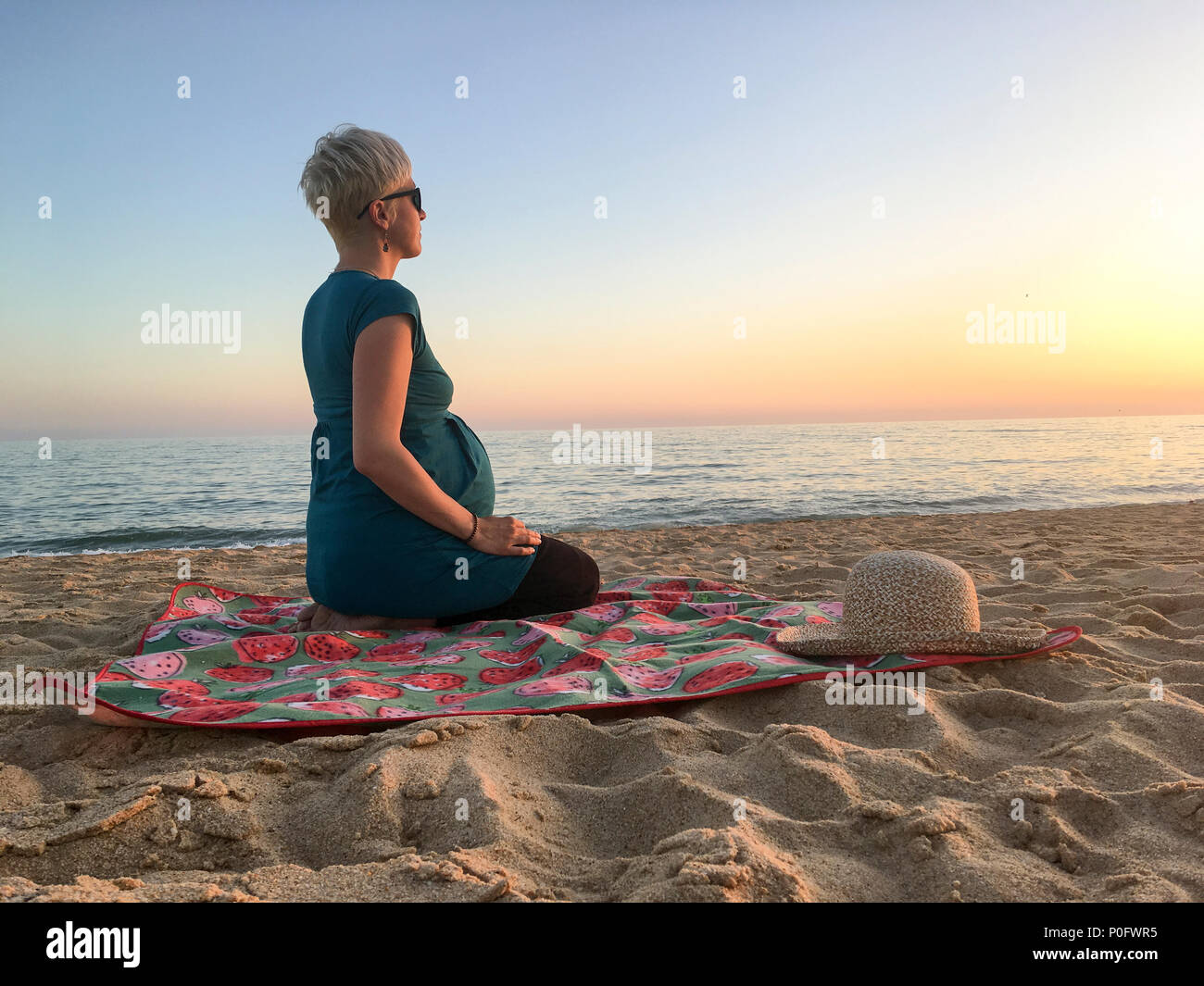 Femme Au Neuvième Mois De Grossesse à La Recherche Vers Le