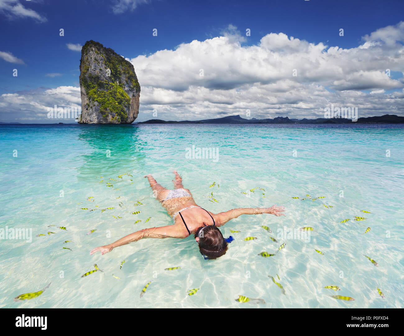 Femme nage avec tuba, la mer d'Andaman, Thaïlande Banque D'Images