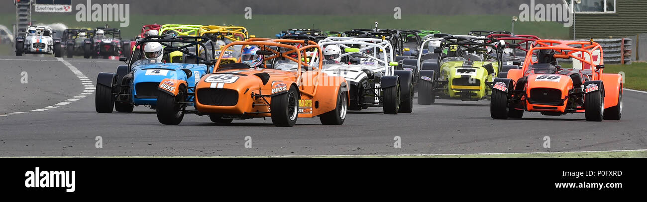 Une grille de départ complète, de l'or magnifique Arts Sevens, circuit de course automobile de Snetterton, Snetterton, Norfolk, Angleterre, samedi 7 avril 2018. Classic Sport Banque D'Images