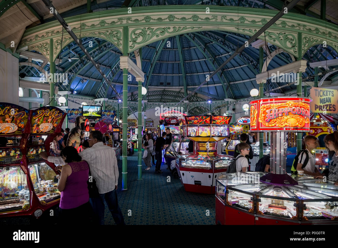 Les visiteurs appréciant jeux électroniques sur Palace Pier de Brighton, Brighton, East Sussex, England, UK Banque D'Images