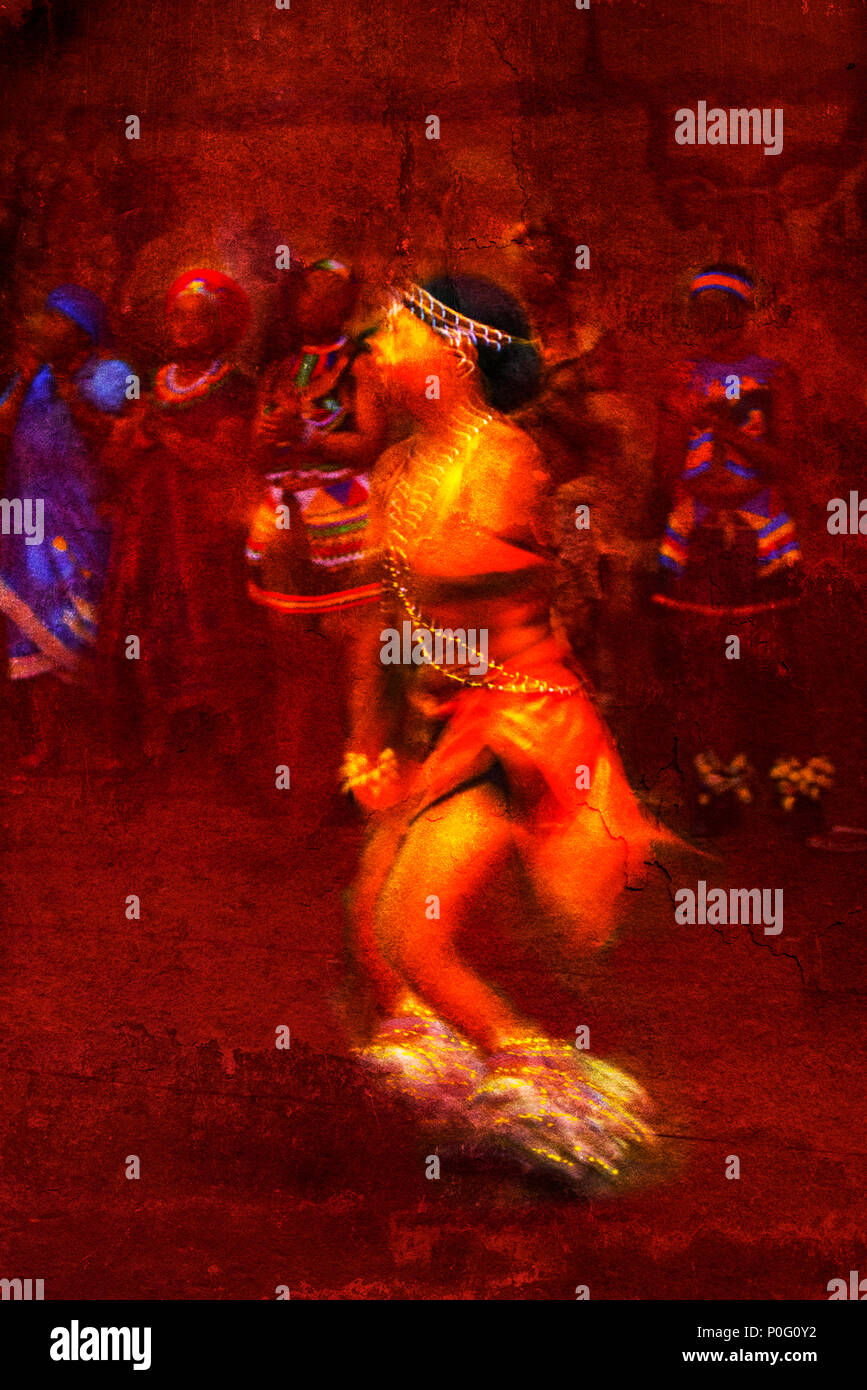 Femme danseuse africaine brillamment coloré contre un fond texturé rouge Banque D'Images