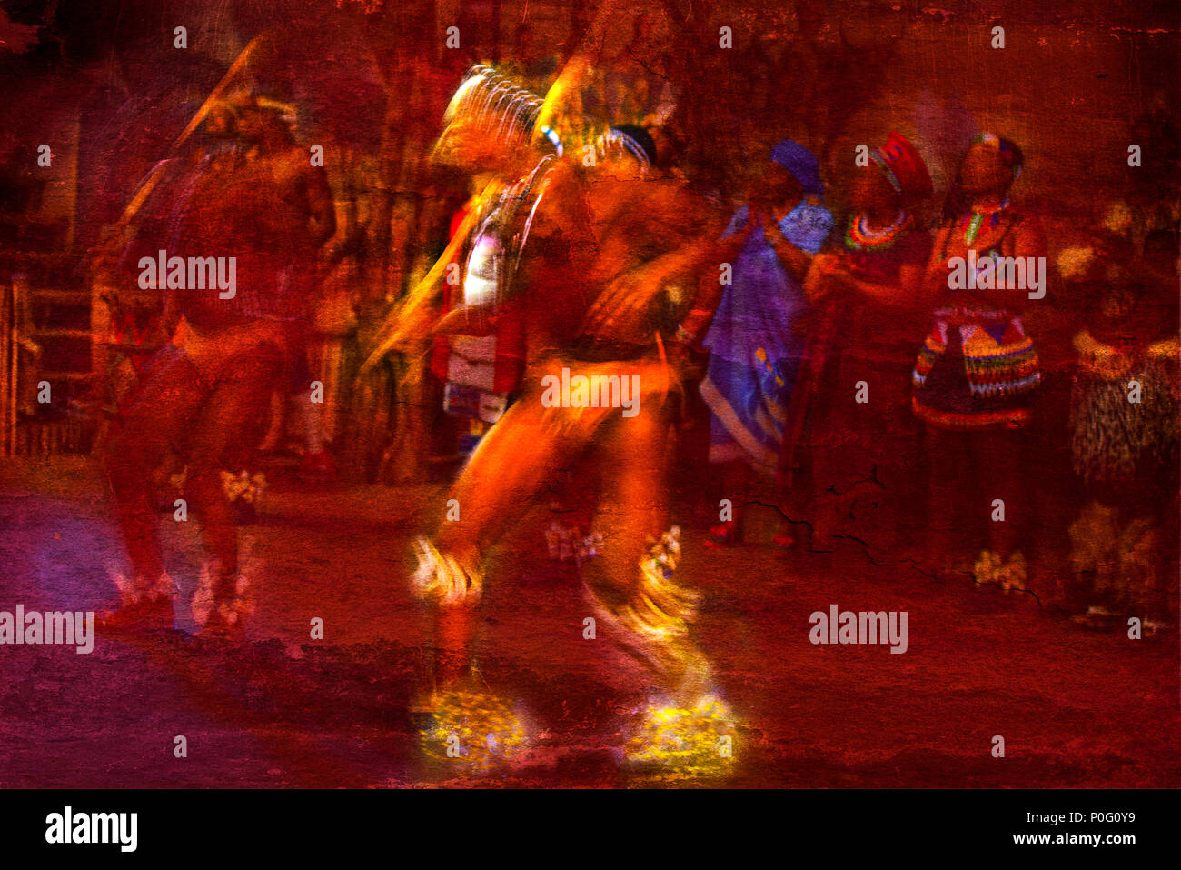 Brillamment colorées des danseurs africains en mouvement contre un fond texturé rouge Banque D'Images