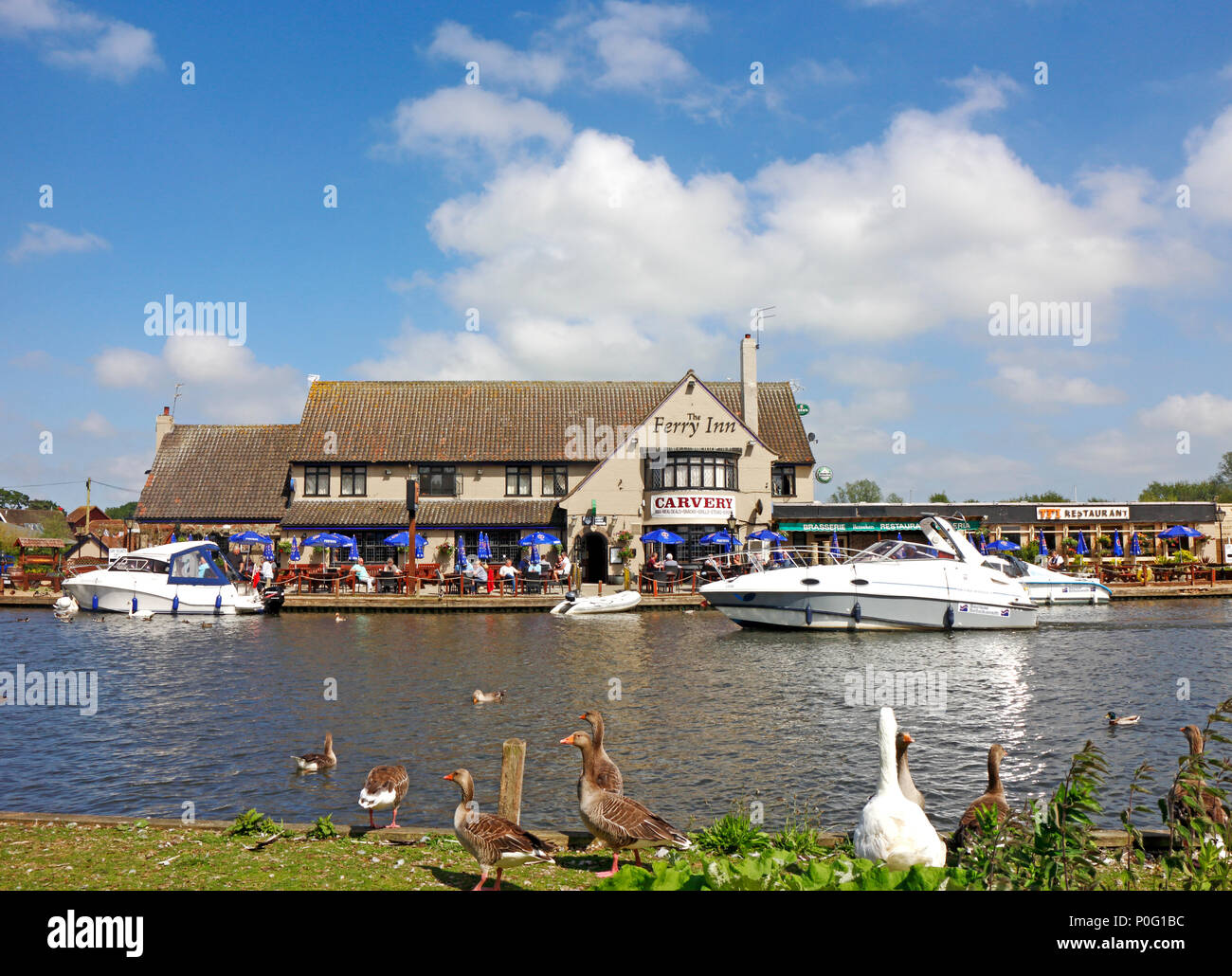 Vue du Ferry Inn par la rivière Bure sur les Norfolk Broads à Horning, Norfolk, Angleterre, Royaume-Uni, Europe. Banque D'Images