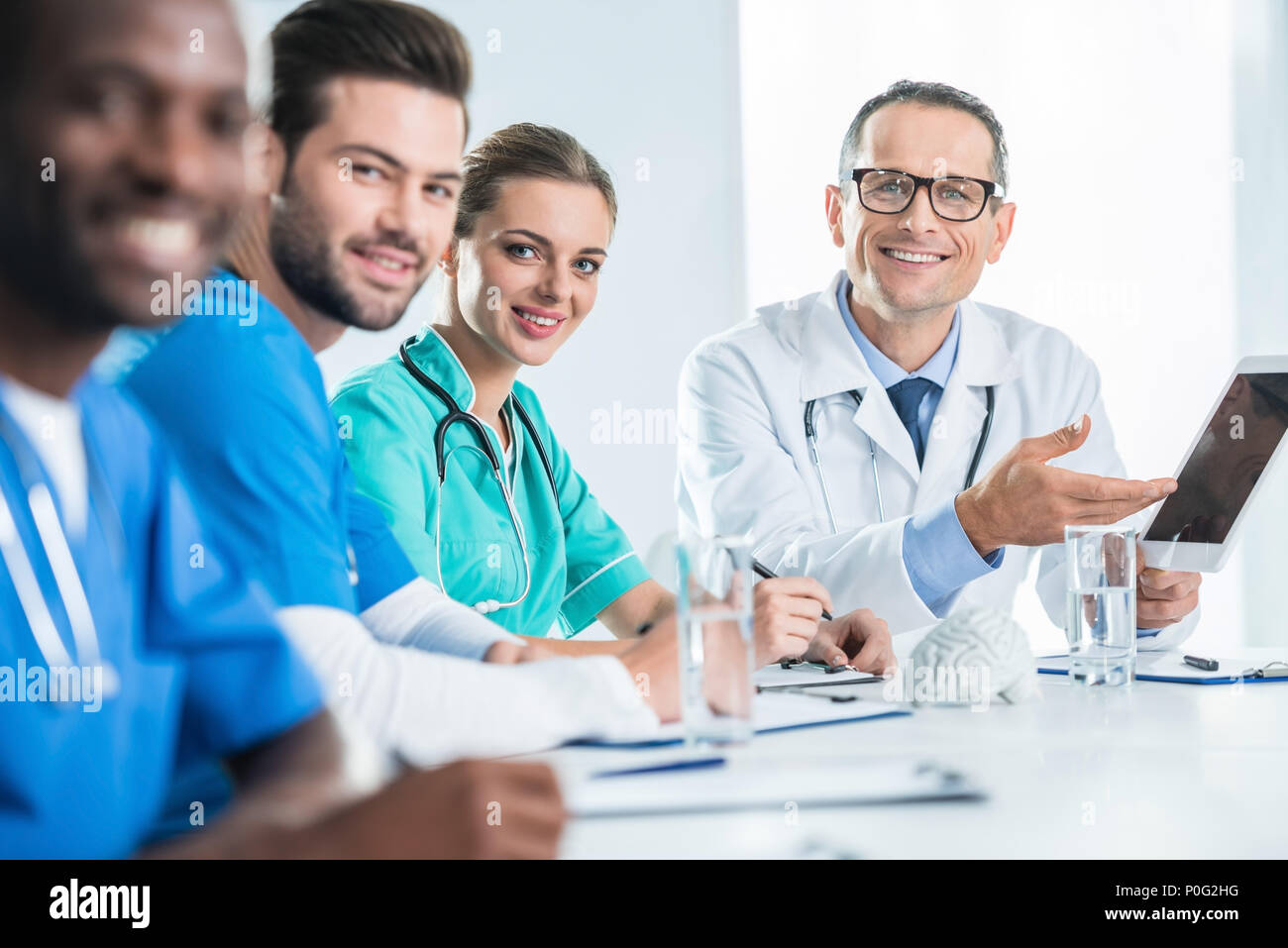 Équipe de médecins généraliste et avoir la conversation et looking at camera Banque D'Images