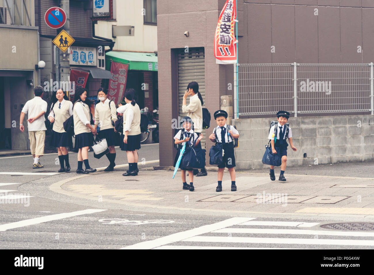 Le protocole de Kyoto, Japon, 22 avril 2017 : de jeunes étudiants japonais sont de retour de l'école élémentaire à Kyoto, au Japon. Banque D'Images