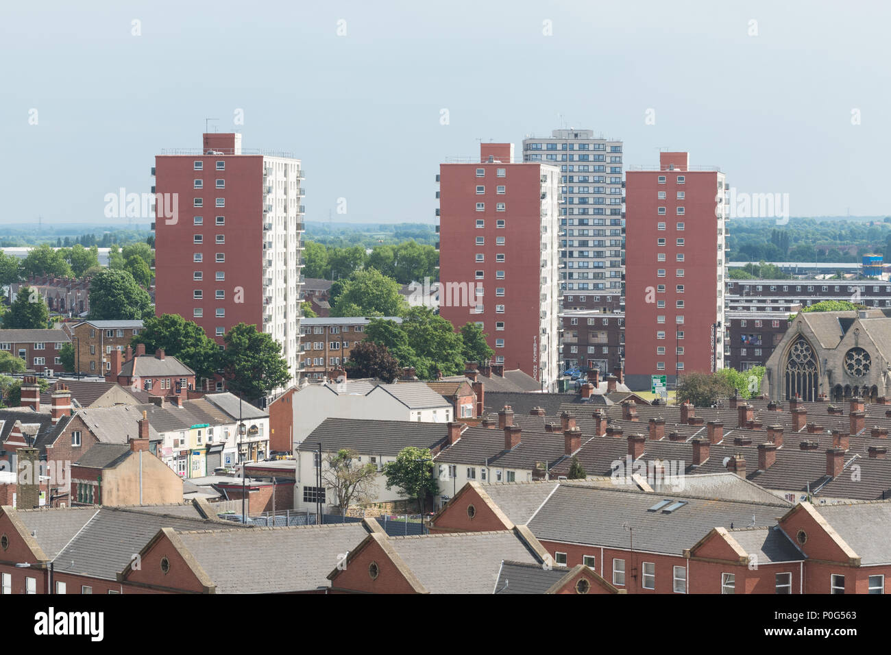 Logement Doncaster - blocs haute tour d'habitation du conseil et des rangées de maisons terrasse traditionnelle Banque D'Images