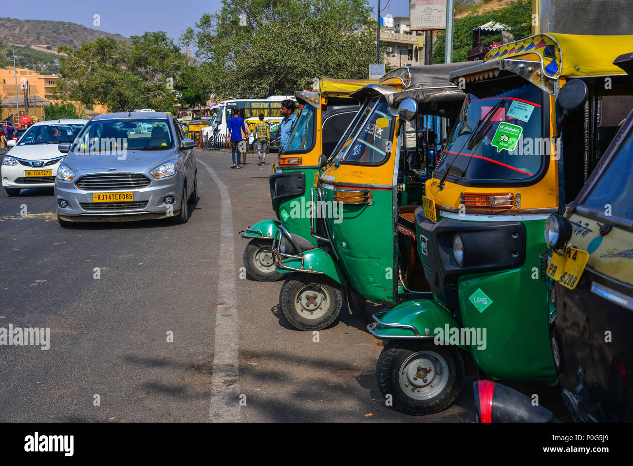 Jaipur, Inde - Nov 3, 2017. Tuk Tuk taxis attendent des passagers sur la rue près de Fort Amber à Jaipur, Inde. Banque D'Images