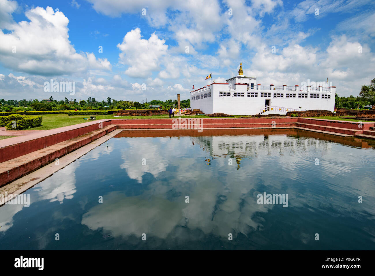 Reflet d'un temple bouddhiste sur l'eau à Lumbini, au Népal, lieu de naissance de Bouddha Banque D'Images
