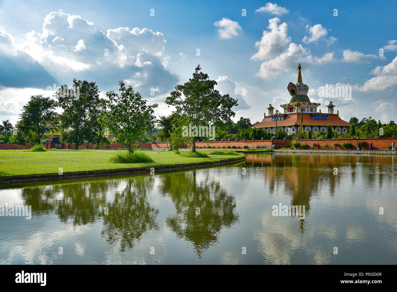 Reflet d'un temple bouddhiste sur l'eau à Lumbini, au Népal, lieu de naissance de Bouddha Banque D'Images
